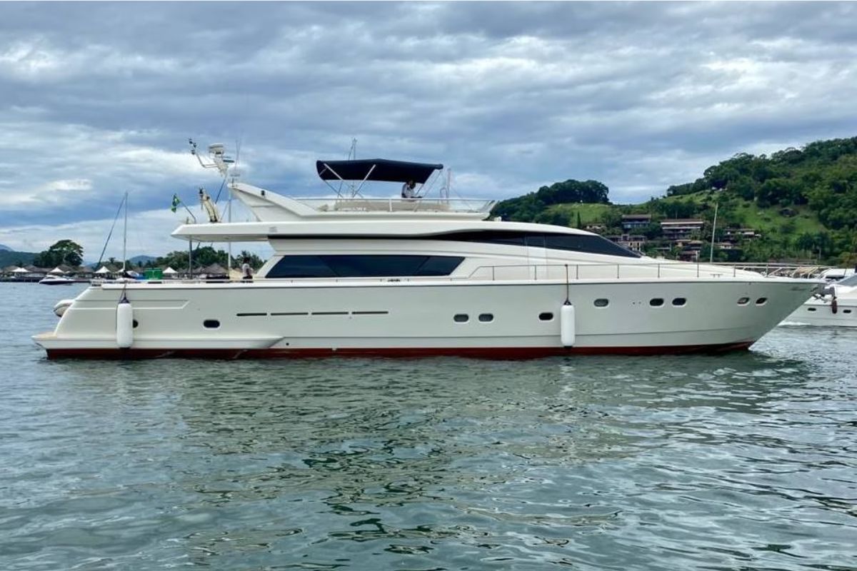 Barco Ferretti 80 Luxury de Zezé Di Camargo