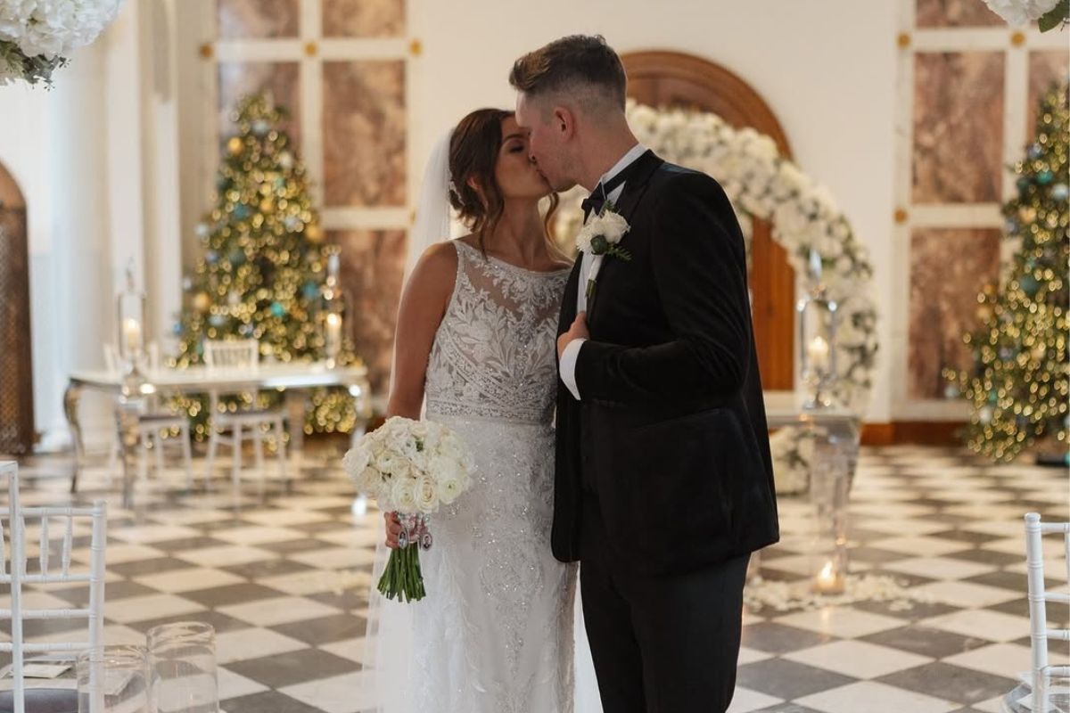 Imagem colorida de casal se beijando em casamento