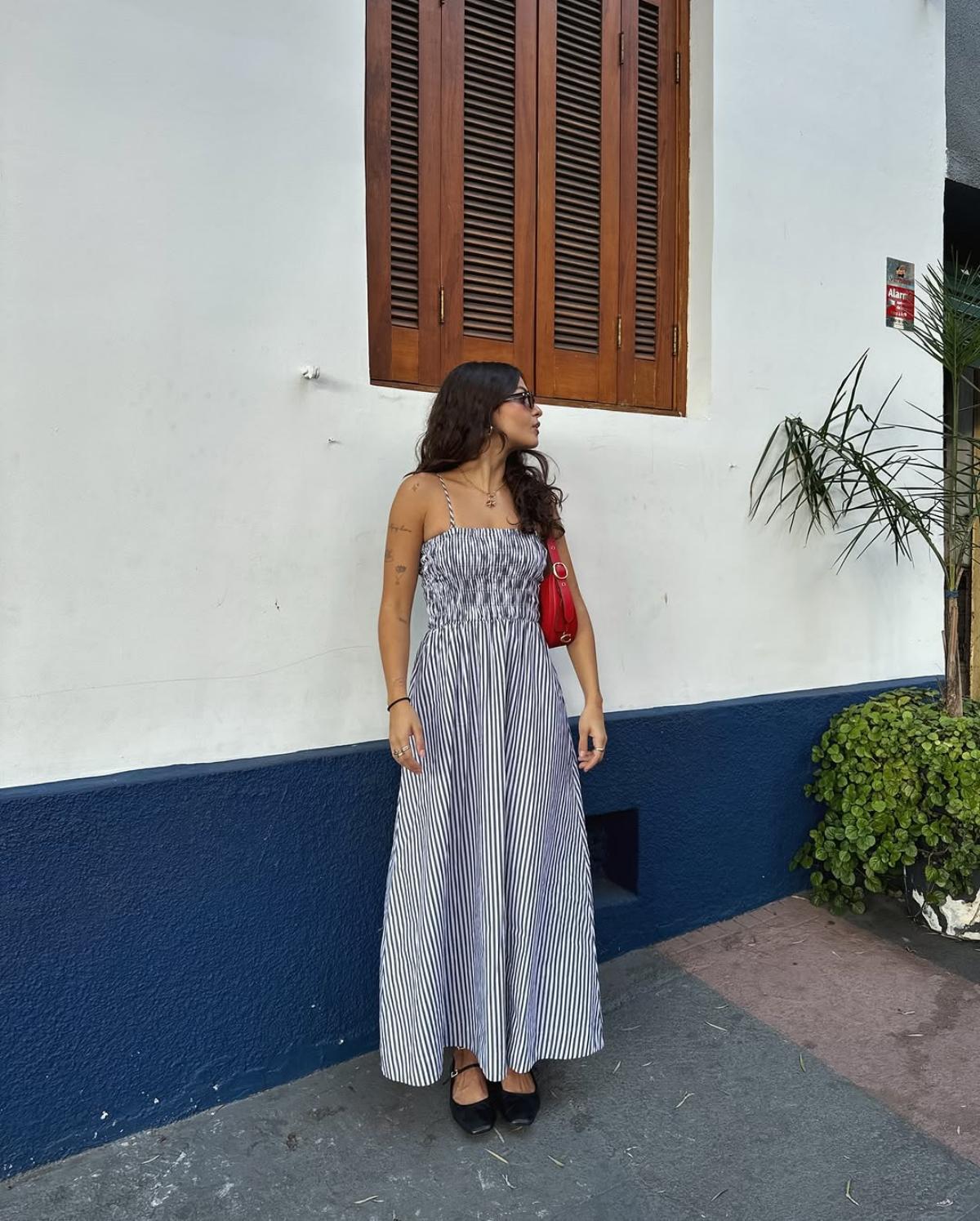 na imagem com cor, foto de influencer com vestido midi com bolsos - metrópoles 