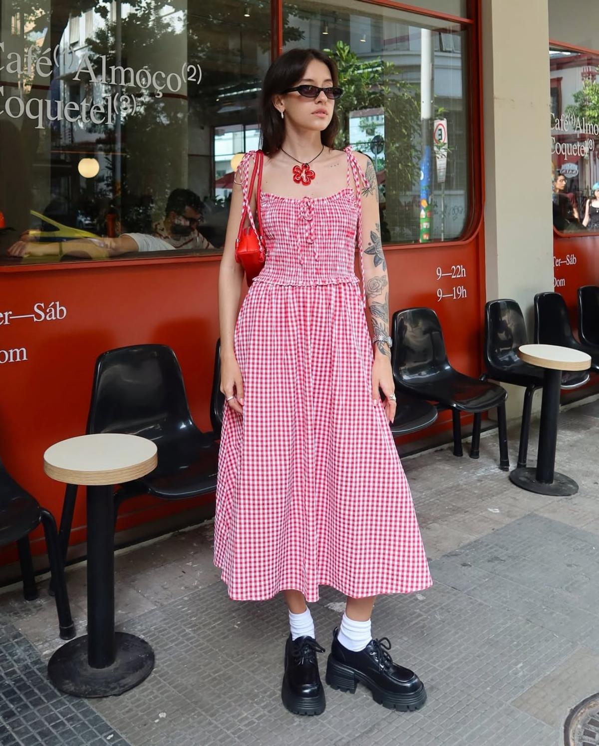 Na imagem com cor, foto de influencer com vestido vichy - metrópoles 