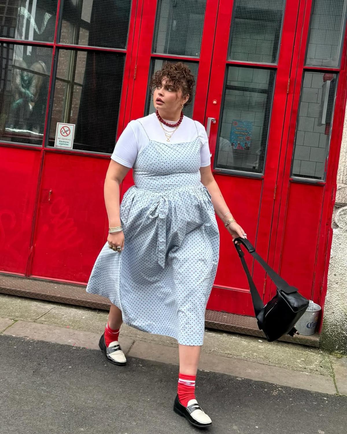 na imagem com cor, foto de influencer com vestido midi com bolsos - metrópoles 