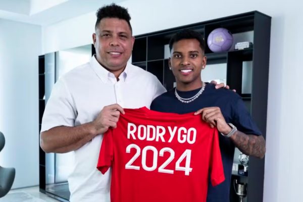 imagem colorida de ronaldo fenômeno e rodrygo, atacante do real madrid