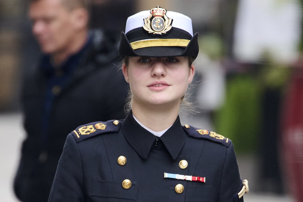 Foto colorida de mulher com traje da Marinha - Metrópoles