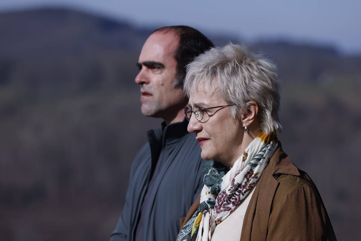 Imagem colorida de Redenção mostra mulher e homem mais velhos olhando para o horizonte - Metrópoles