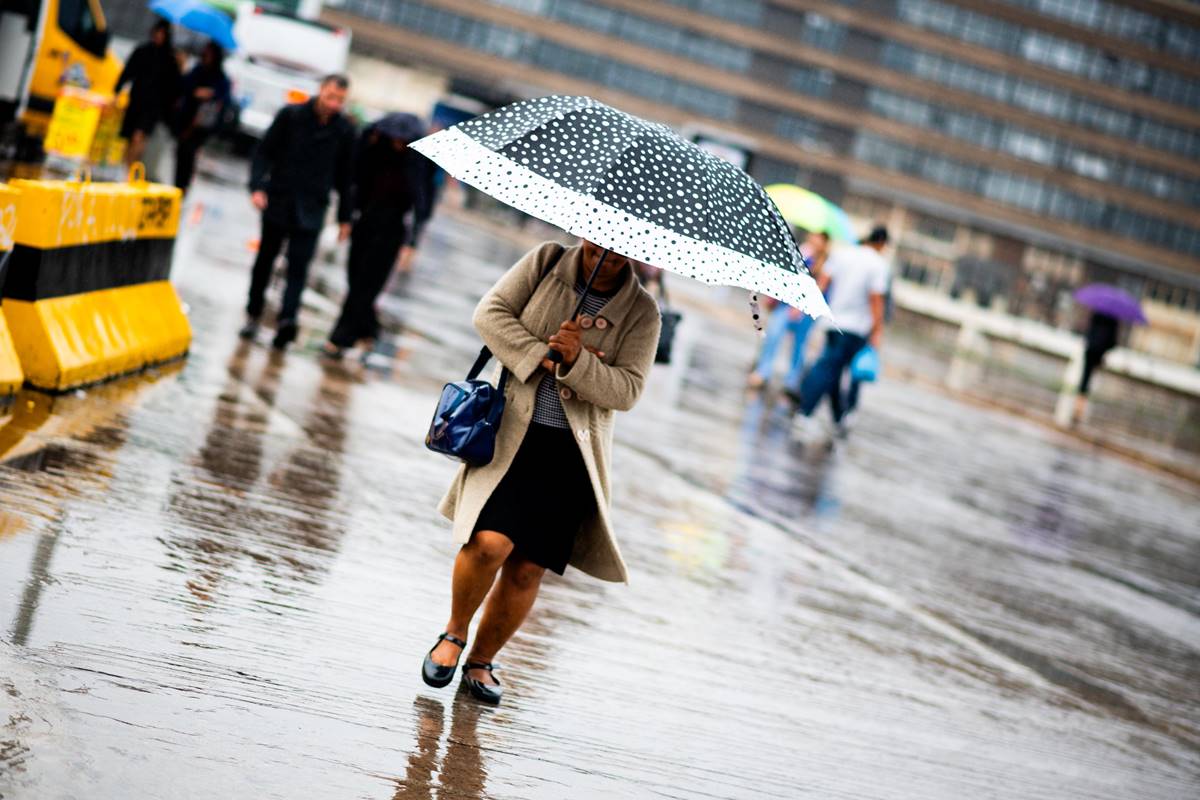 Frente fria avança pelo Sul e provoca chuvas e ventos; confira o clima