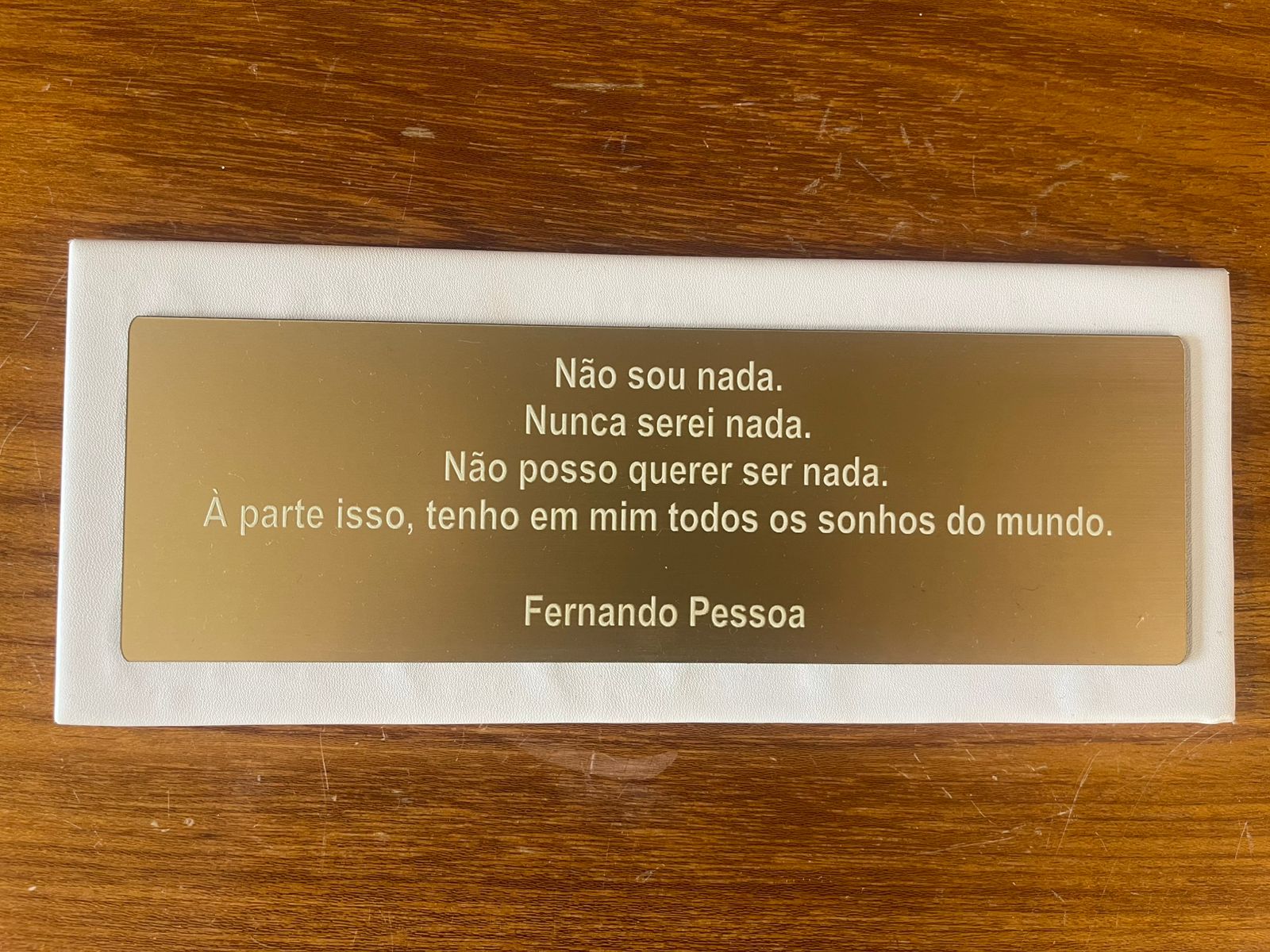 Placa com reflexão de Fernando Pessoa no gabinete da ministra do STJ Daniela Teixeira - Metrópoles