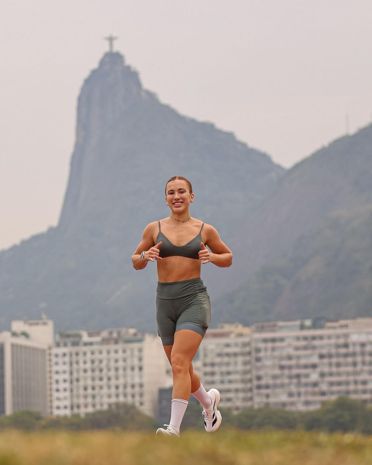 Na imagem com cor, foto de pessoa correndo - metrópoles