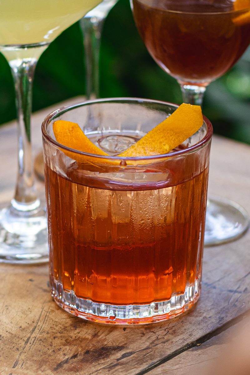 Na imagem colorida, foto de um copo de drink em cima de uma mesa de madeira - Metrópoles 