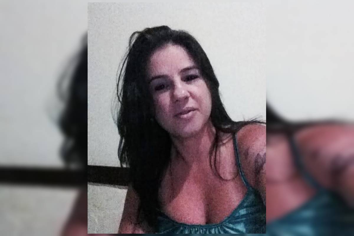 Foto desfocada de mulher branca de cabelos pretos