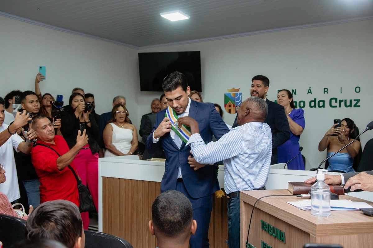 Foto colorida da posse de Jonas Magno - Metrópoles