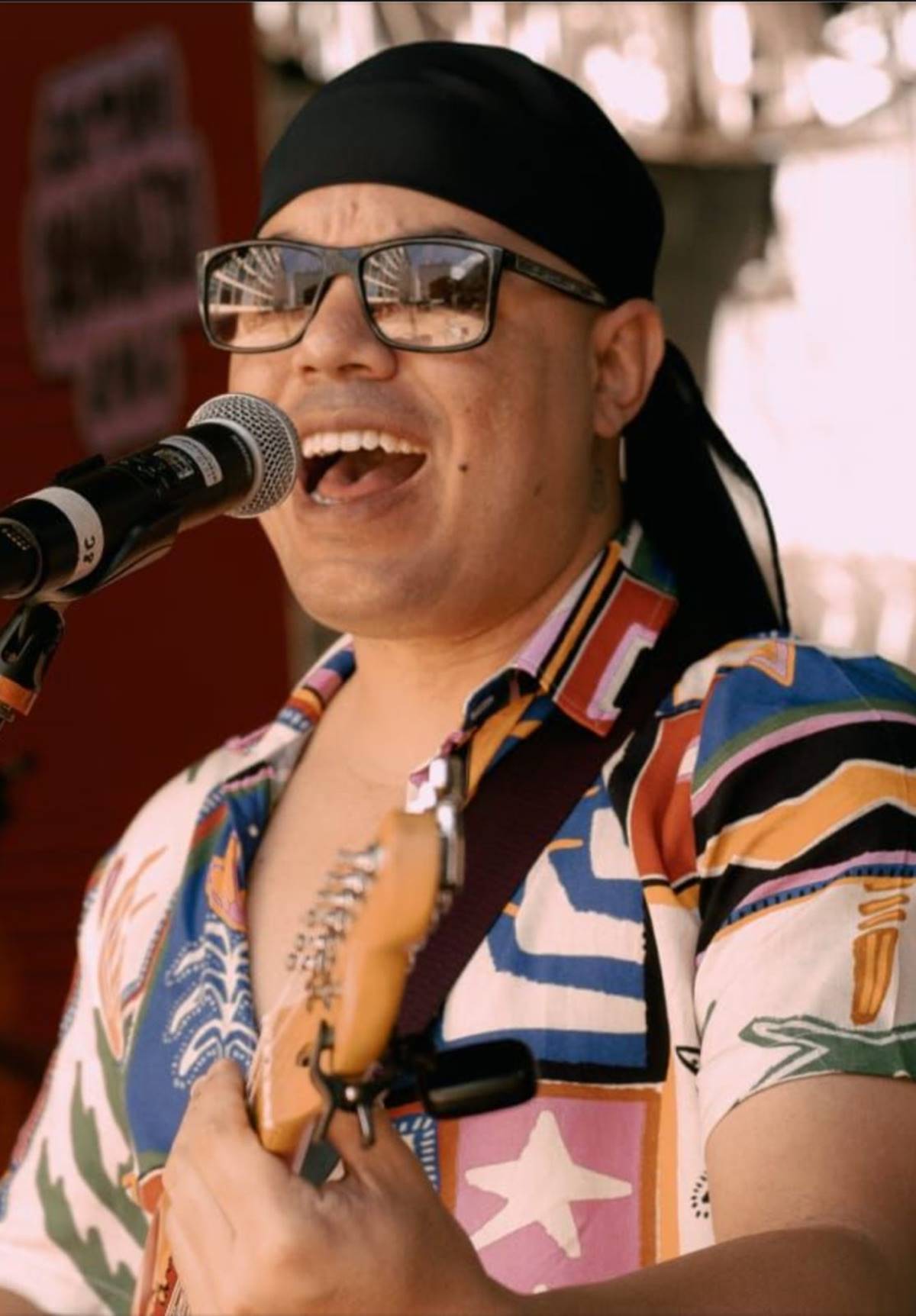 foto colorida de homem cantando - metrópoles