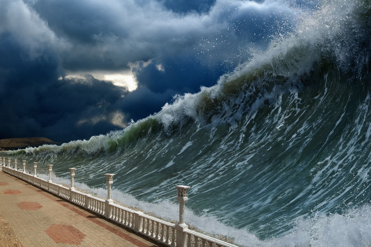 Fundo dramático apocalíptico - ondas gigantes do tsunami, céu tempestuoso escuro. Metrópoles