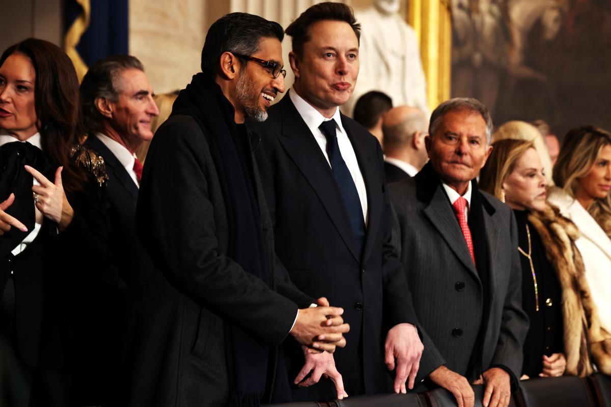 Na imagem com cor, foto do CEO do Google, Sundar Pichai, e CEO da SpaceX, Tesla e X, Elon Musk - metrópoles 