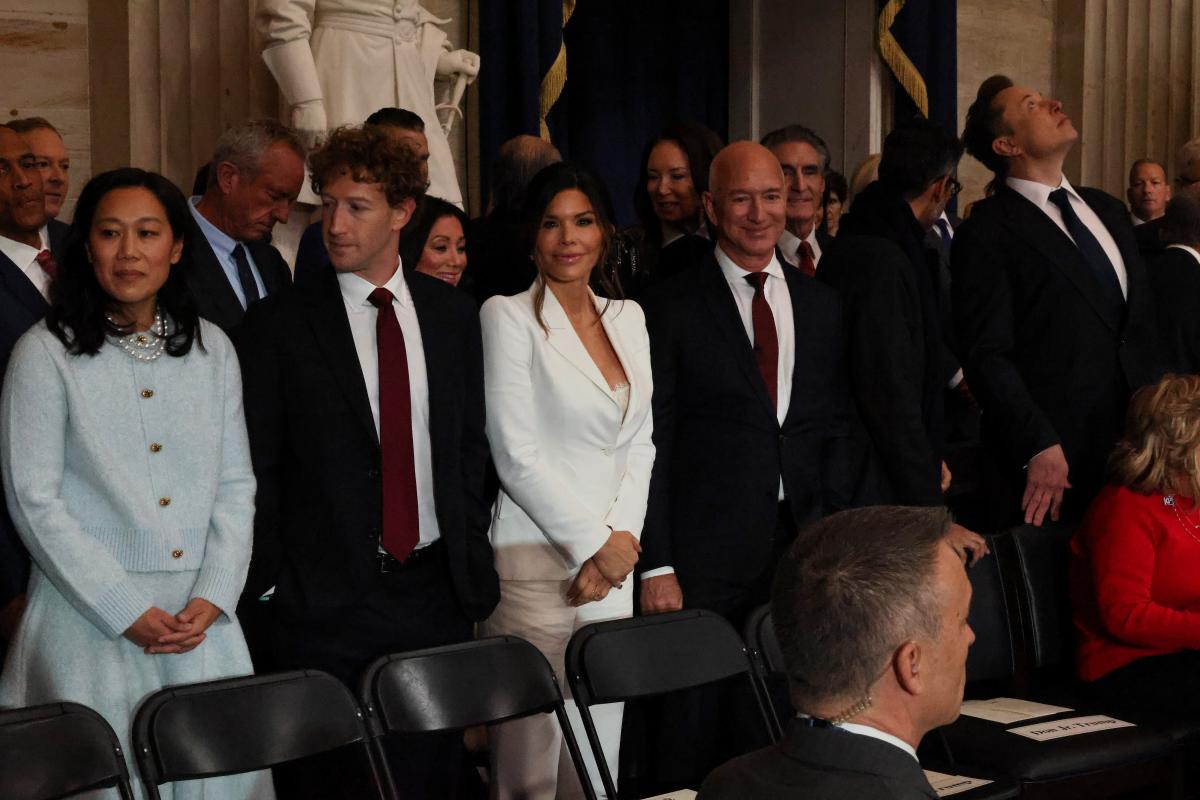 na imagem com cor, foto dO fundador da Meta, Mark Zuckerberg, a repórter Lauren Sanchez e o fundador da Amazon, Jeff Bezos - metrópoles 