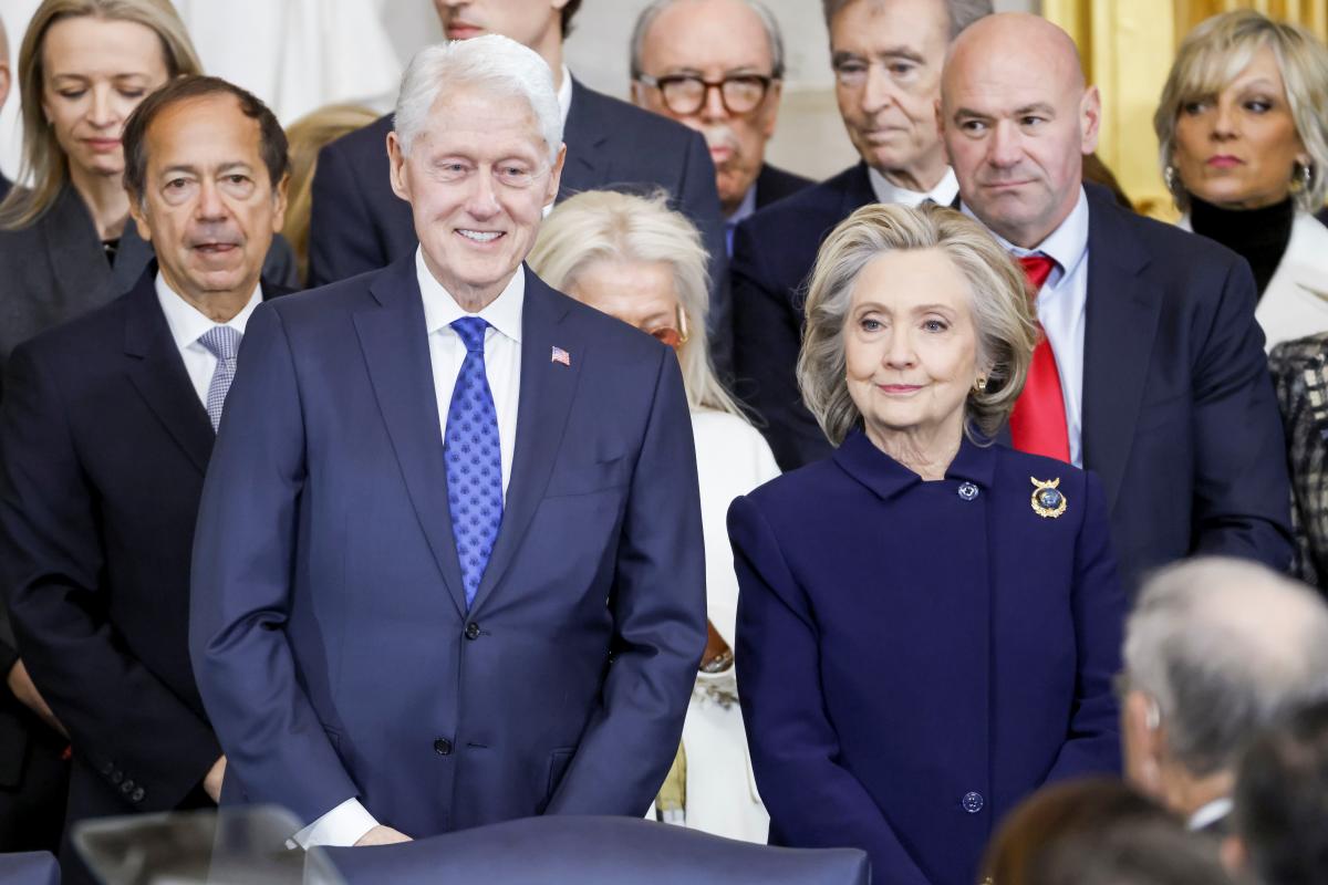 Na imagem com cor, foto de bill clinton e Hilary Cliton - metrópoles 