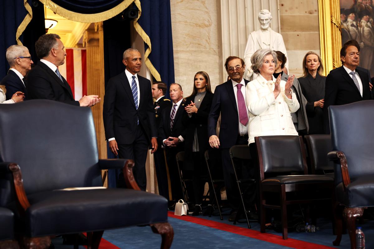 Na imagem com cor, foto do ex-presidente Barack Obama - metrópoles 