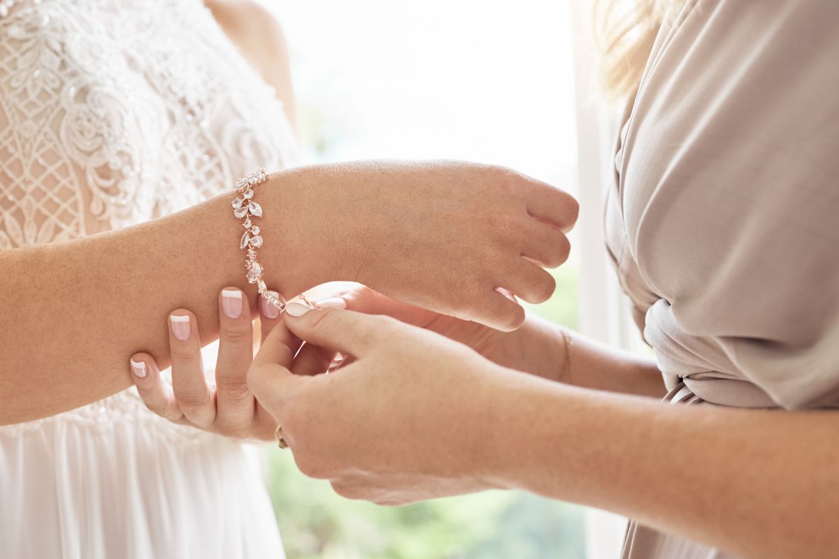 Foto colorida de duas mulheres em um casamento - Metrópoles