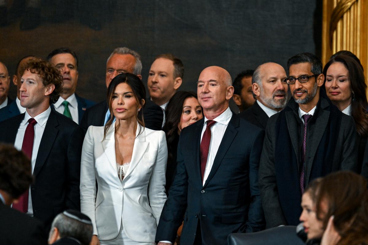 na imagem com cor, a repórter Lauren Sanchez e o fundador da Amazon, Jeff Bezos - metrópoles