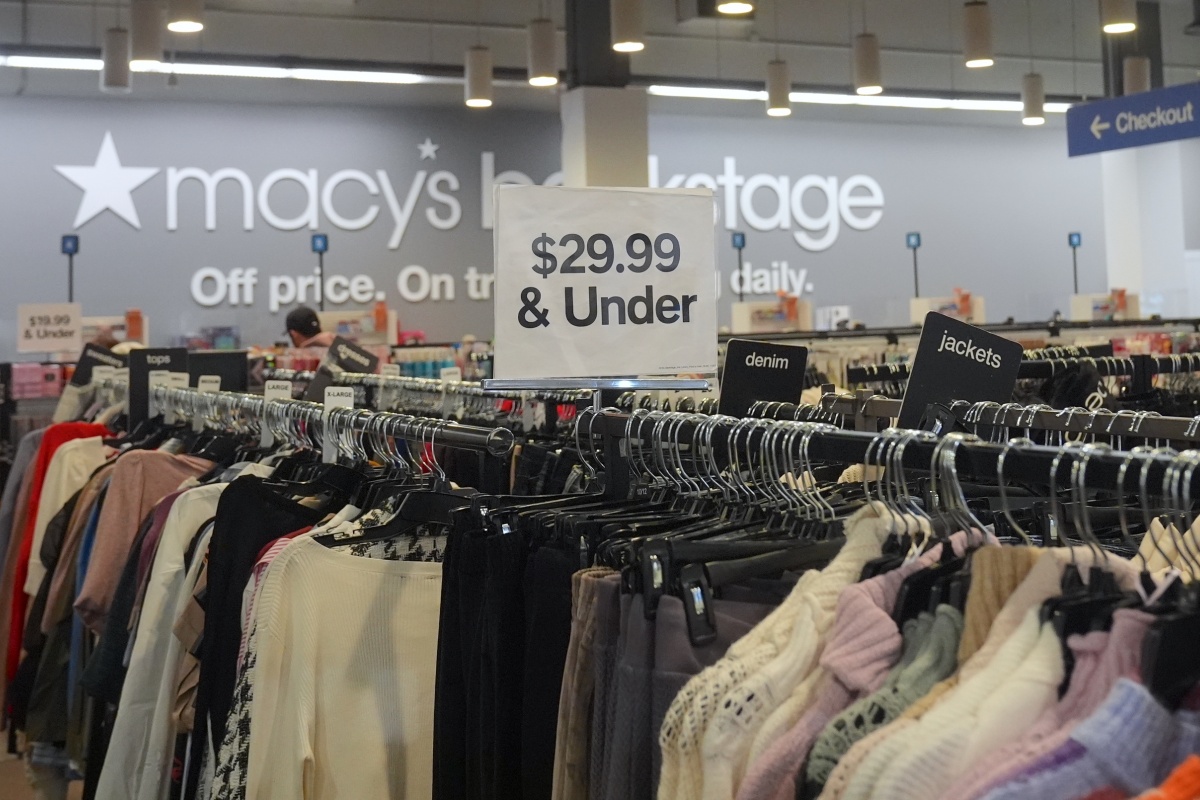 A imagem mostra o interior de uma loja da Macy's, famosa rede norte americana de moda em departamento 