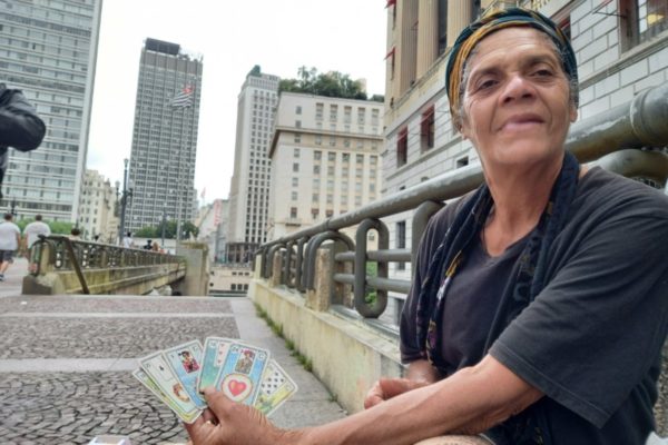 Marilene Francisca da Silva, 59 anos, é a cartomante Madalena, que atende no Viaduto do Chá - Metrópoles