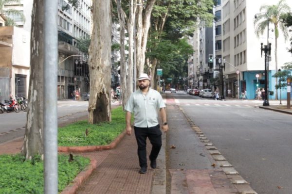 Helcio Beuclair, ativista LGBT, caminha pelo Largo do Arouche - Metrópoles