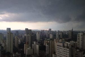 Chuva se aproxima de prédios - Metrópoles