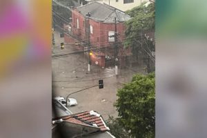 Imagem colorida mostra alagamento na rua Cardeal Arcoverde, em Pinheiros - Metrópoles