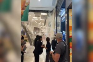 Imagem colorida mostra teto do shopping Center Norte caindo durante fortes chuvas em São Paulo - Metrópoles