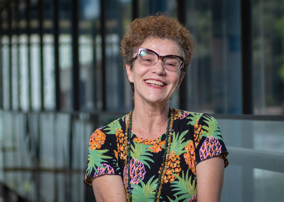 Alunos da oficina de teatro gratuita promovida pelo Departamento de Artes Cênicas da UnB mostram como a arte transforma vidas e dá voz às suas histórias. O projeto evidencia o poder do teatro em i