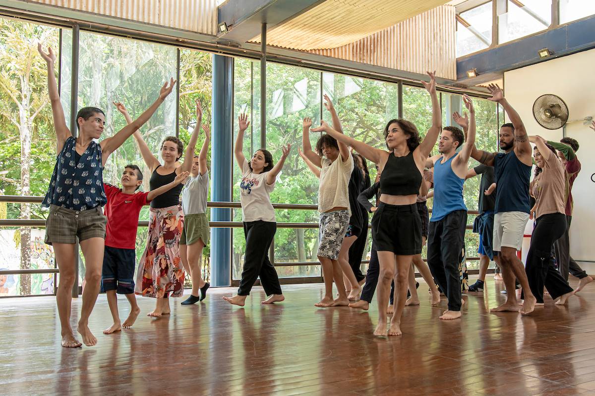 Alunos da oficina de teatro gratuita promovida pelo Departamento de Artes Cênicas da UnB mostram como a arte transforma vidas e dá voz às suas histórias. O projeto evidencia o poder do teatro em i