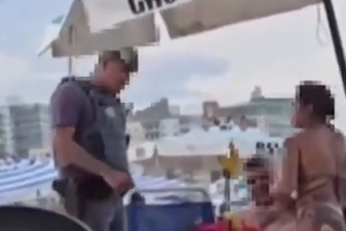 Vídeo: PM interrompe “pegação” de casal em praia de SP | Metrópoles
