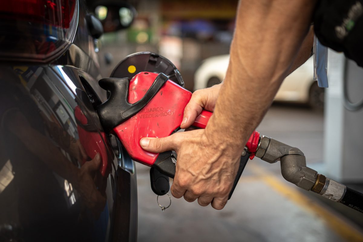 Gasolina volta a subir e bate recorde do governo Lula: R$ 6,37 - Portais