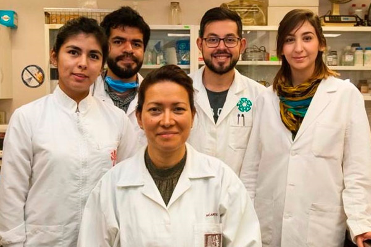 Foto colorida de grupo de pesquisadores em laboratório - Metrópoles 