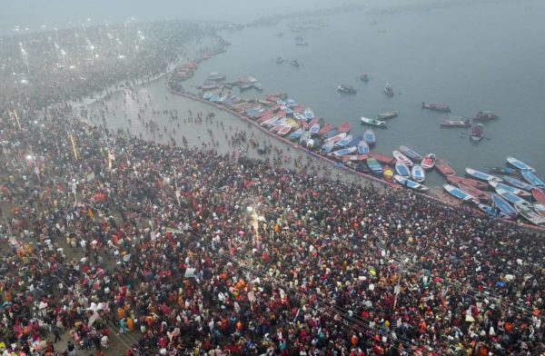 imagem colorida devoto durante o festival kumbh mela