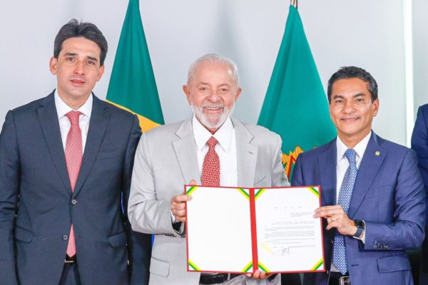 O presidente Luiz Inácio Lula da Silva (PT) ladeado pelo ministro Silvio Costa Filho, representante do Republicanos no governo, e pelo deputado Marcos Pereira, presidente do partido.