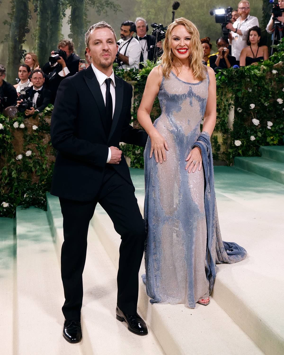 Estilista Glenn Martens e a cantora Kylie Minogue no tapete do Met Gala 2024 - Metrópoles