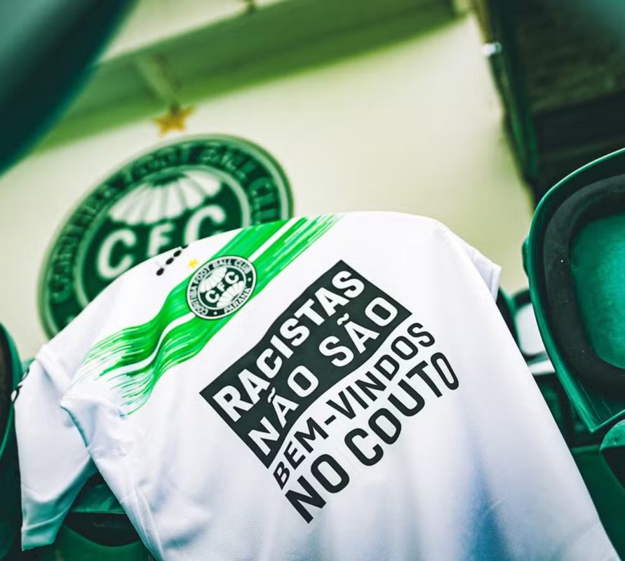 Imagem colorida da camisa do Coritiba - Metrópoles