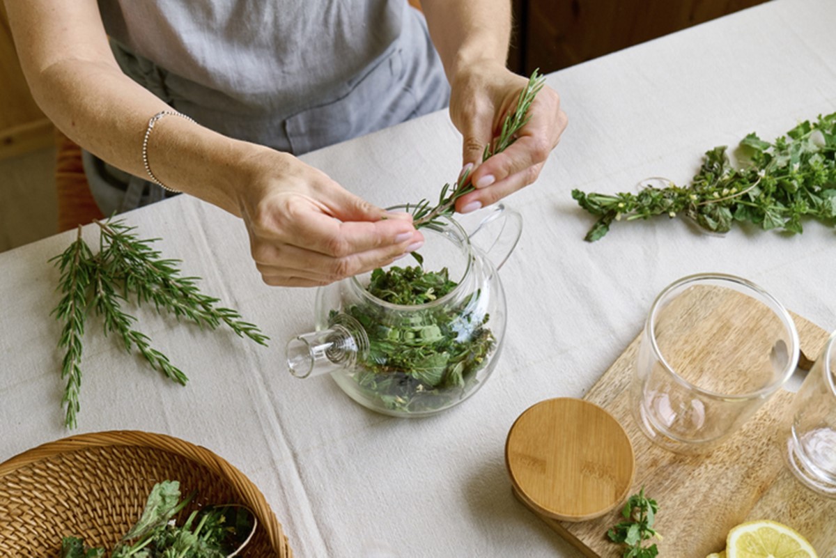 Cha-de-alecrim-1 Chá de alecrim: conheça os benefícios da bebida aromática e nutritiva