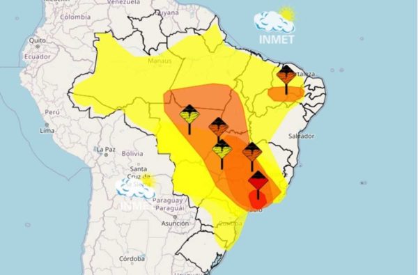 chuvas severas. alerta amarelo e vermelho, imagem colorida