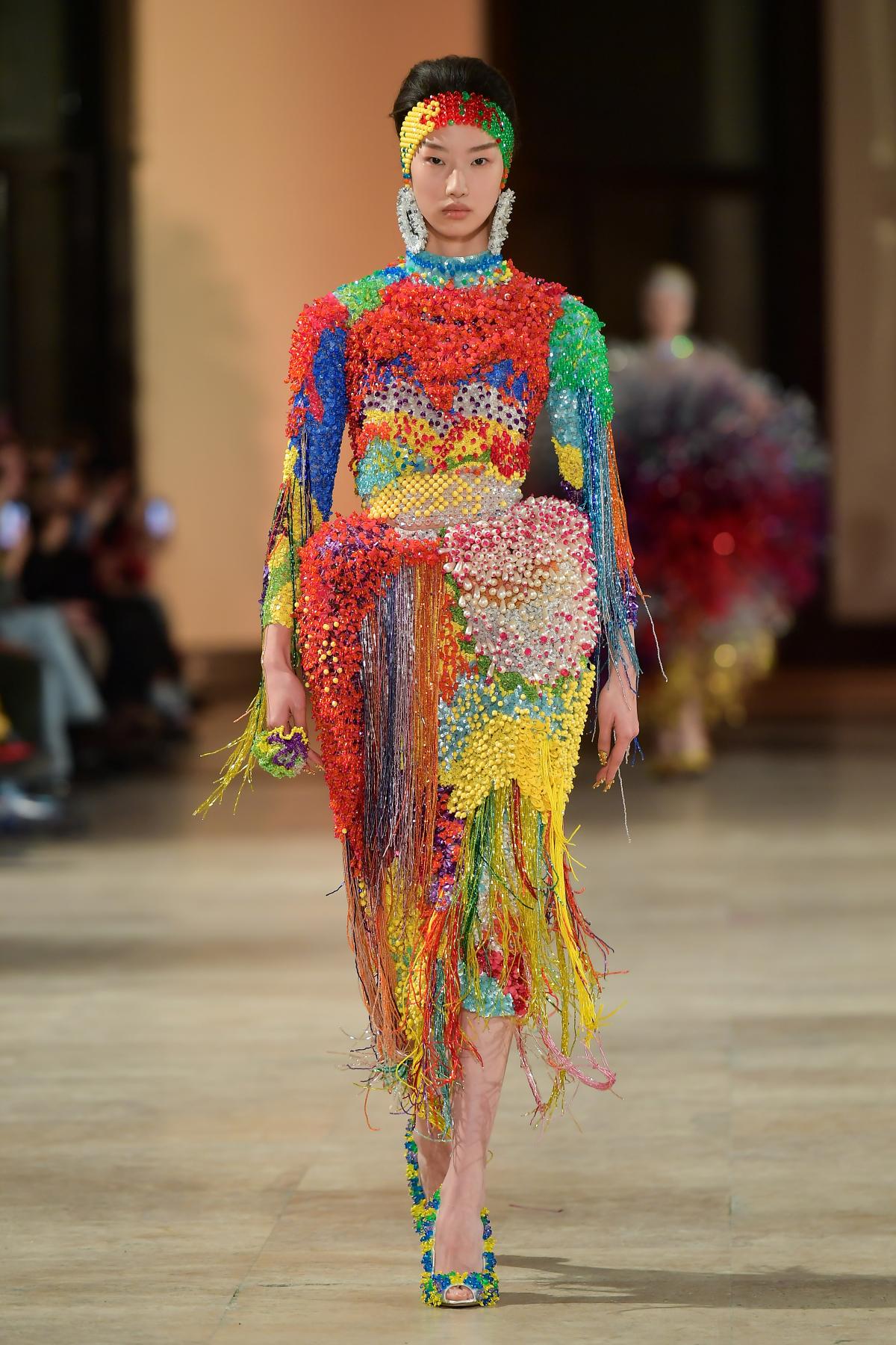 Na imagem com cor, foto do desfile da alta-costura Germanier x Gustavo Silvestre - metrópoles 