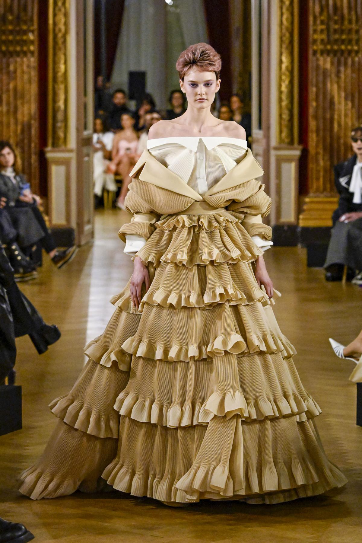 Na imagem com cor, foto do desfile da alta-costura Viktor & Rolf - metrópoles 