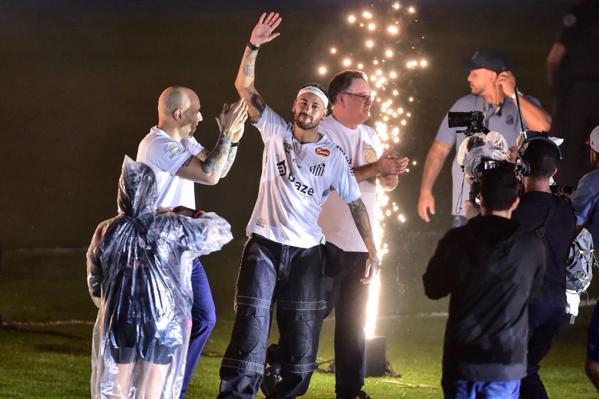 Com festa, Neymar é apresentado no Santos: “Dia muito especial” | Metrópoles