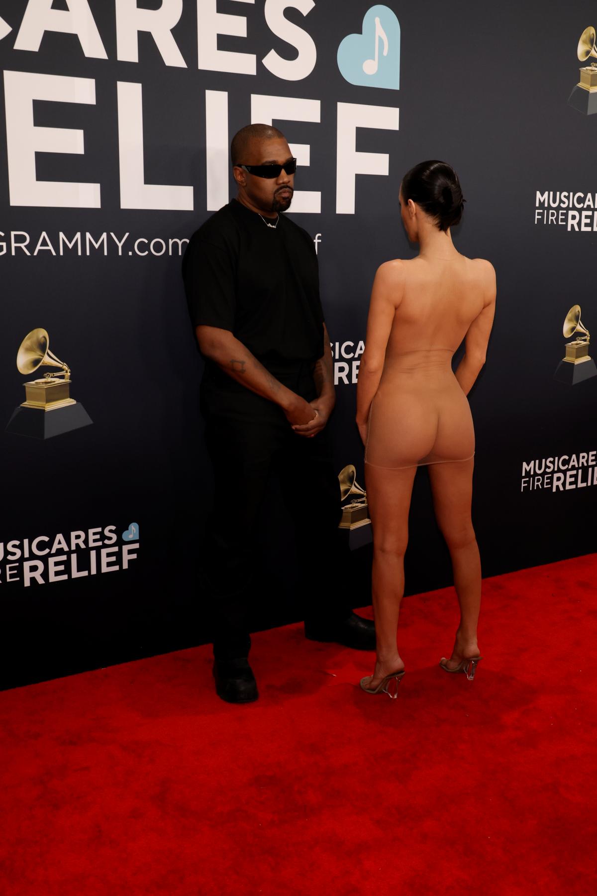 Foto colorida de Bianca Censori e Kanye West no Grammy - Metrópoles