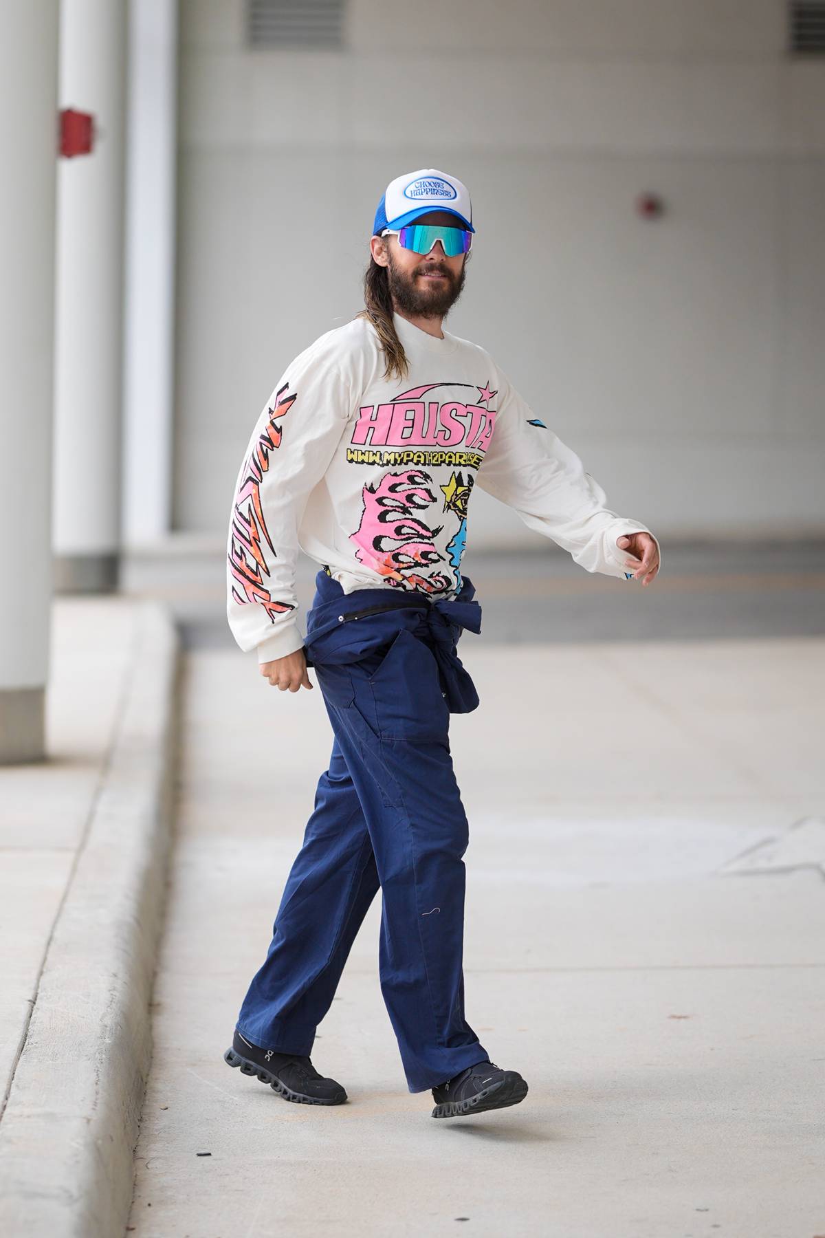 Cantor e ator Jared Leto com trucker hat, ou boné de caminhoneiro - Metrópoles