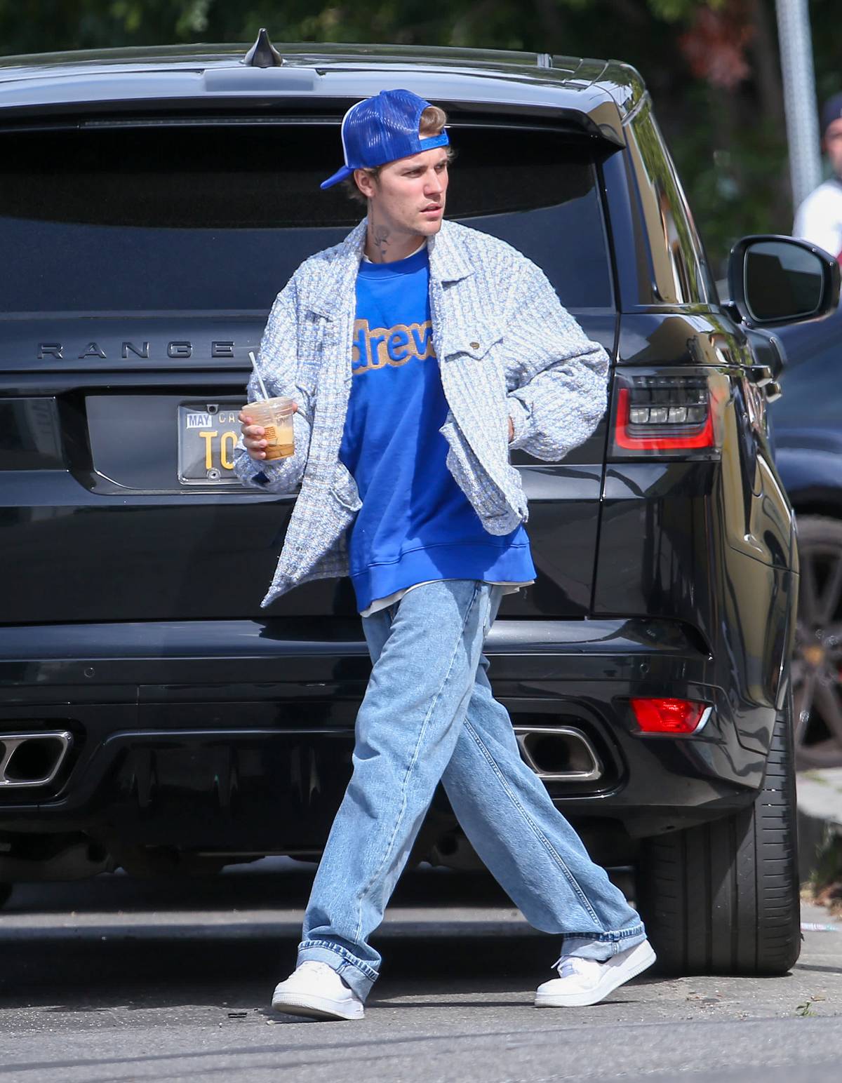 Cantor Justin Bieber com trucker hat, ou boné de caminhoneiro - Metrópoles