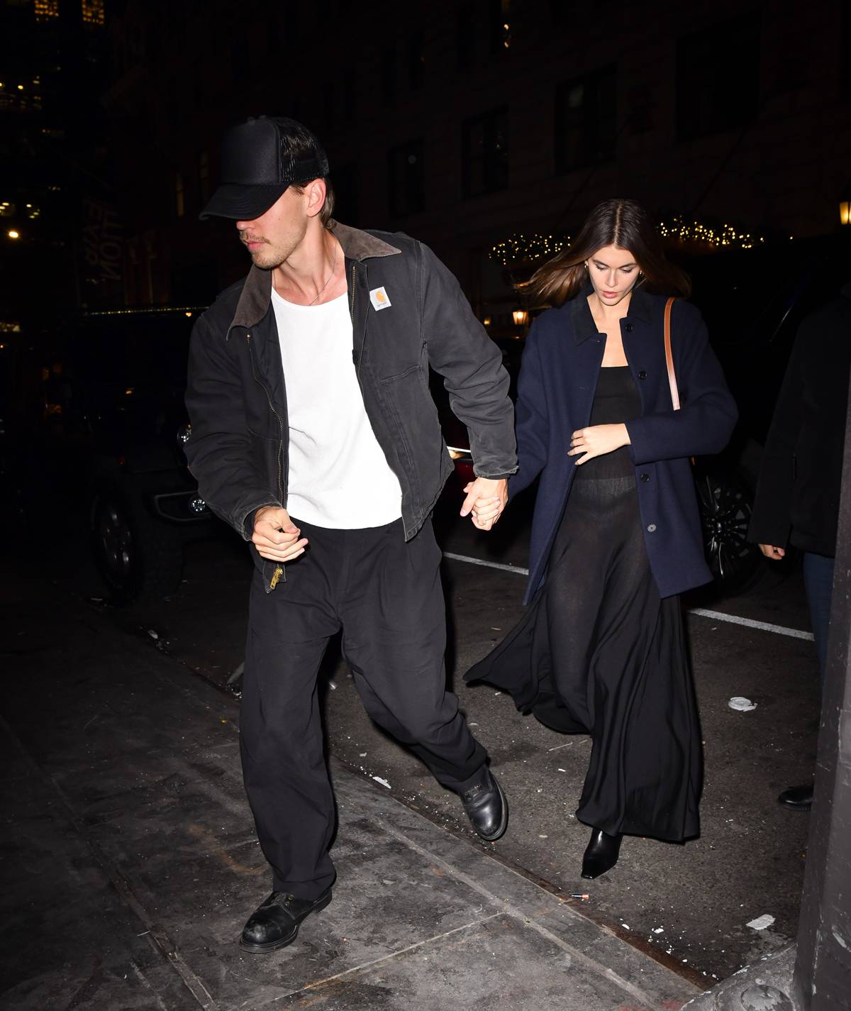 Ator Austin Butler com trucker hat, ou boné de caminhoneiro, e modelo Kaia Gerber - Metrópoles