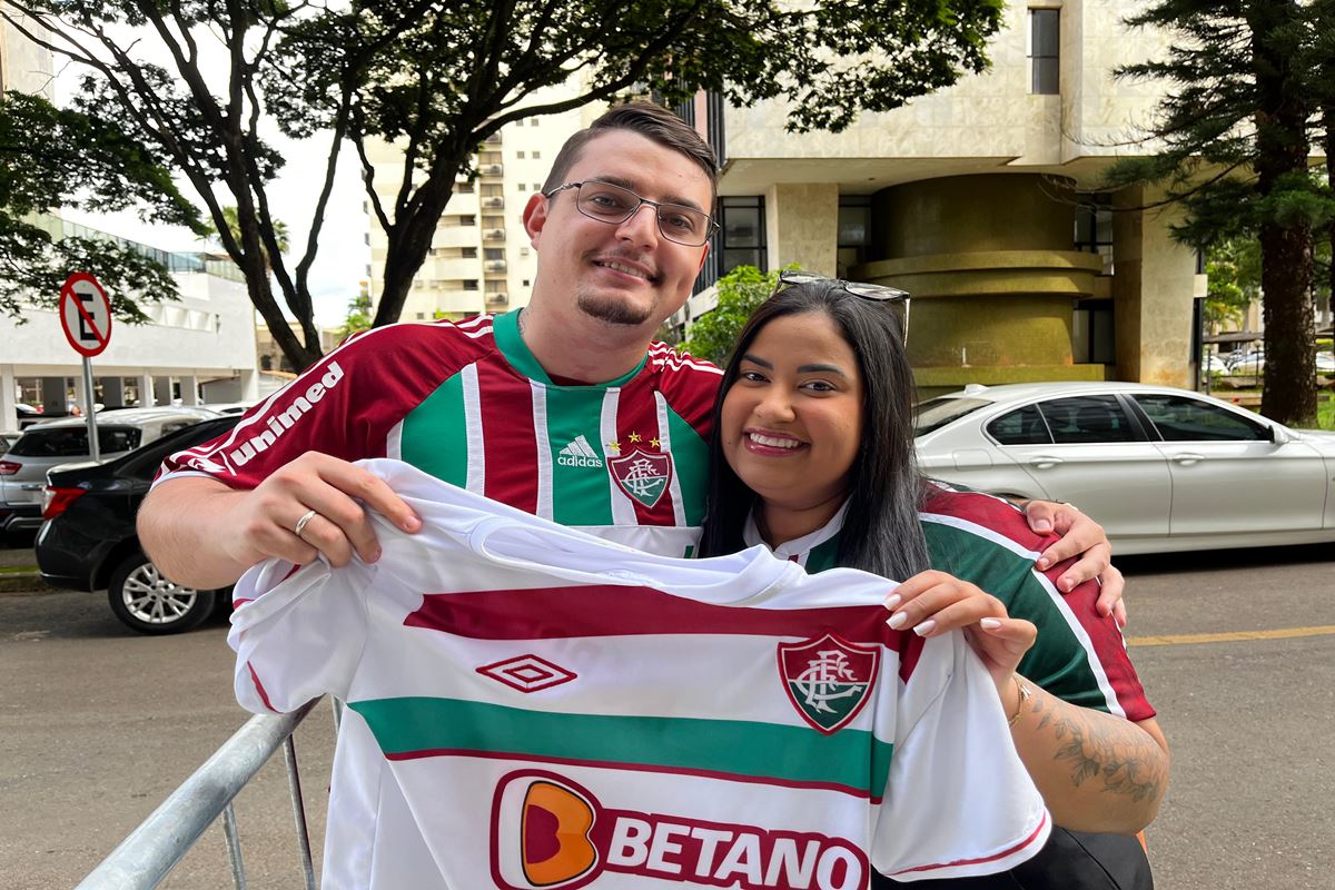 Imagem colorida de torcedores que aguardam delegação do Fluminense - Metrópoles