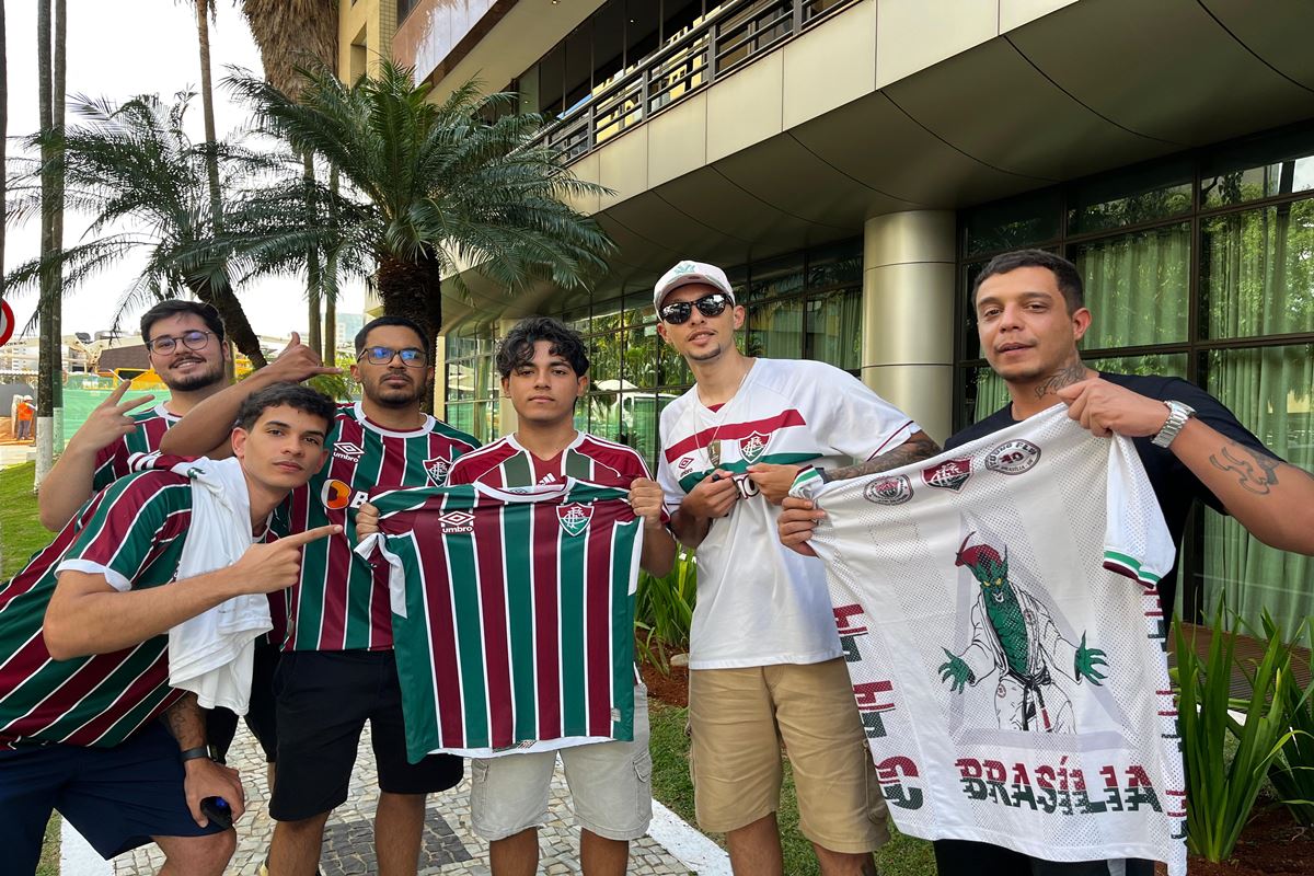 Imagem colorida de torcedores que aguardam delegação do Fluminense - Metrópoles