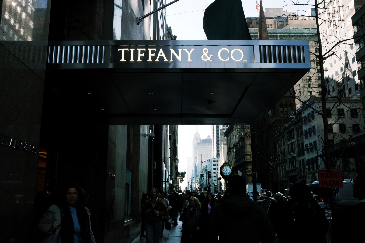 A imagem mostra o logotipo da empresa Tiffany & Co em uma marquise de um prédio em Nova York