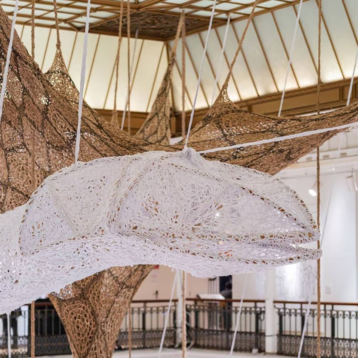 Exposição Le La Serpent, do artista Ernesto Neto na loja Le Bon Marché Rive Gauche - Metrópoles